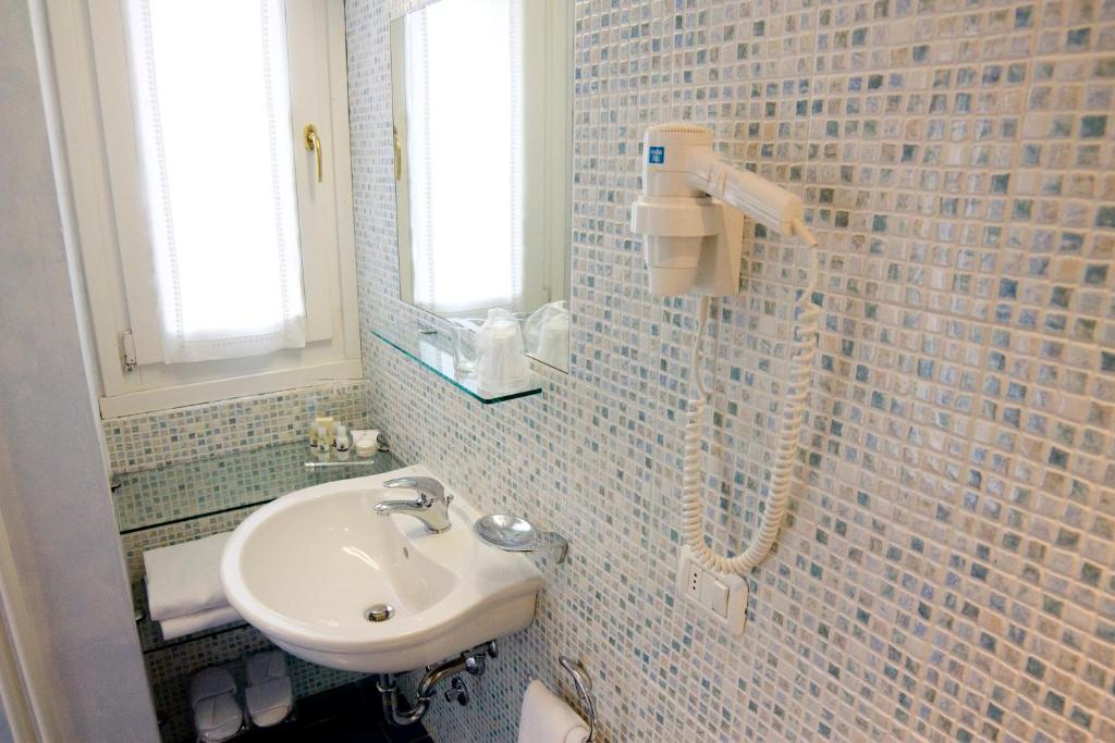 Locanda La Casetta Angera Ruang foto