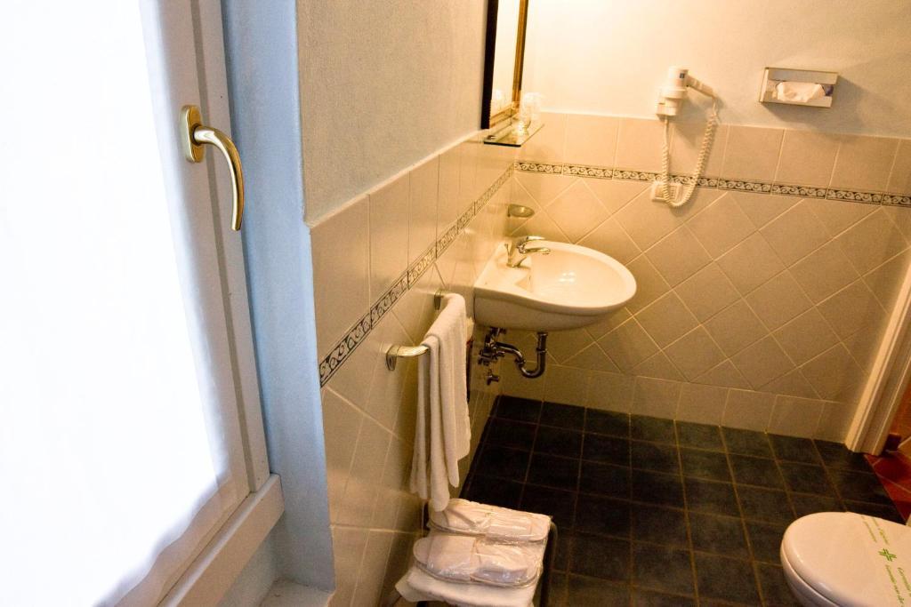 Locanda La Casetta Angera Ruang foto